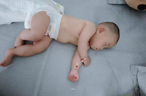 阿里3个月宝宝怎么抱